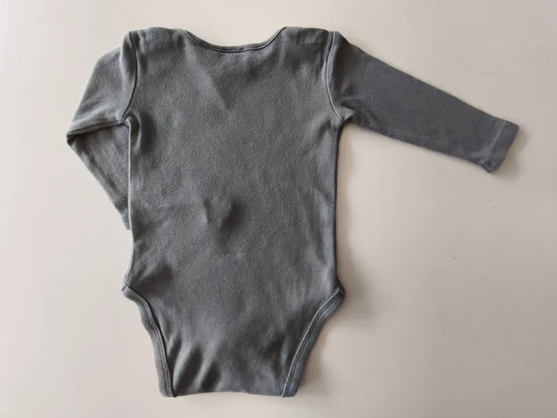 Body manga larga. zara. Talle 6 - 9 meses.