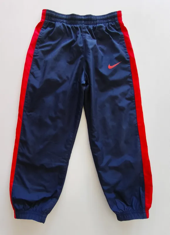 Pantalón deportivo. nike. talle 8.