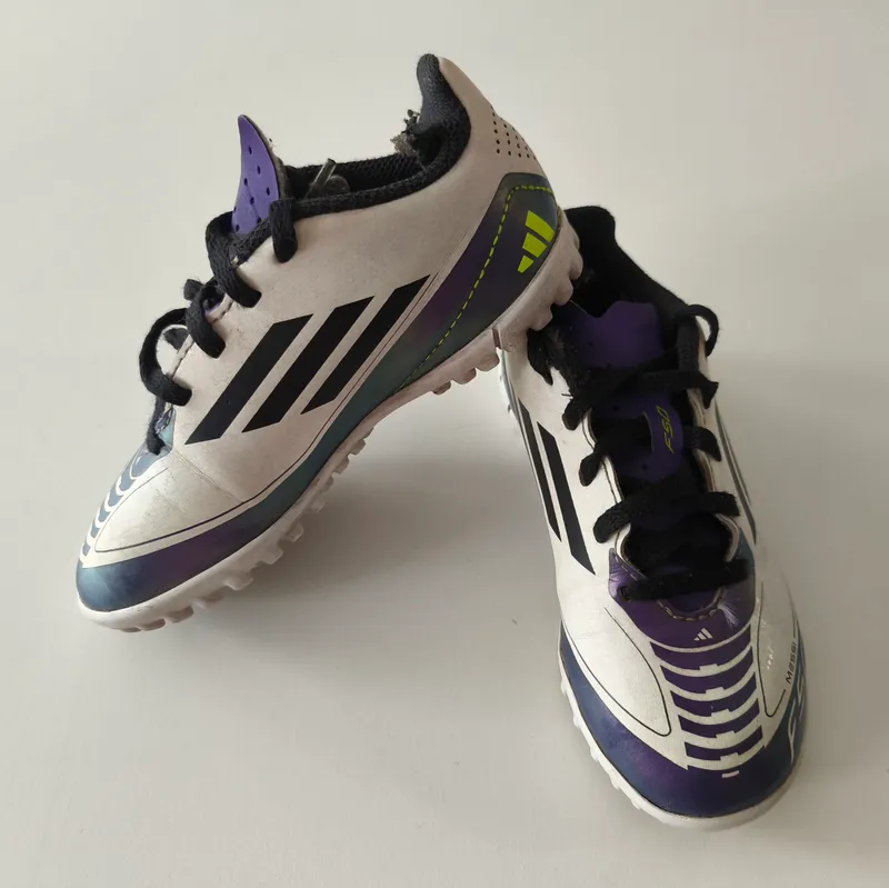 Botines de futbol. adidas. talle 28 eur.