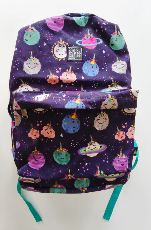 Mochila violeta.