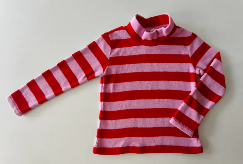 Polera de polar. uniqlo. talle 5 - 6.