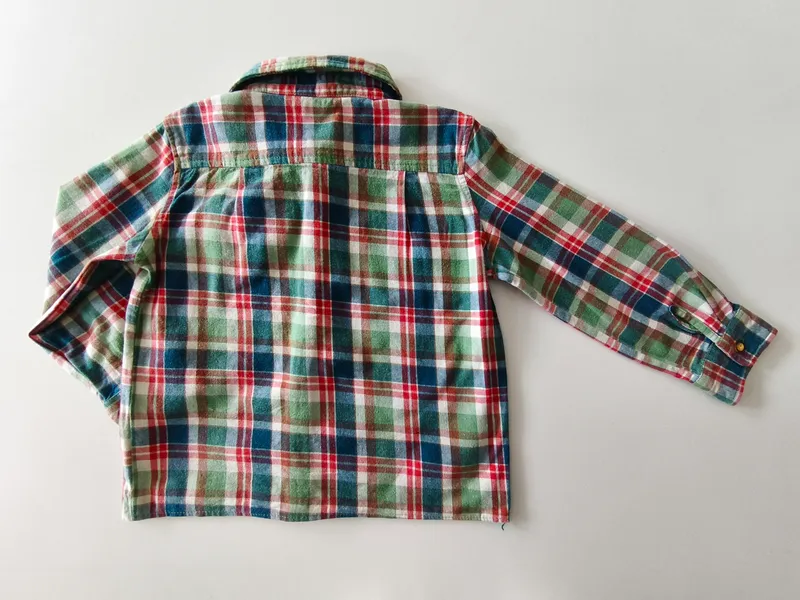 Camisa manga larga. talle 5 - 6.