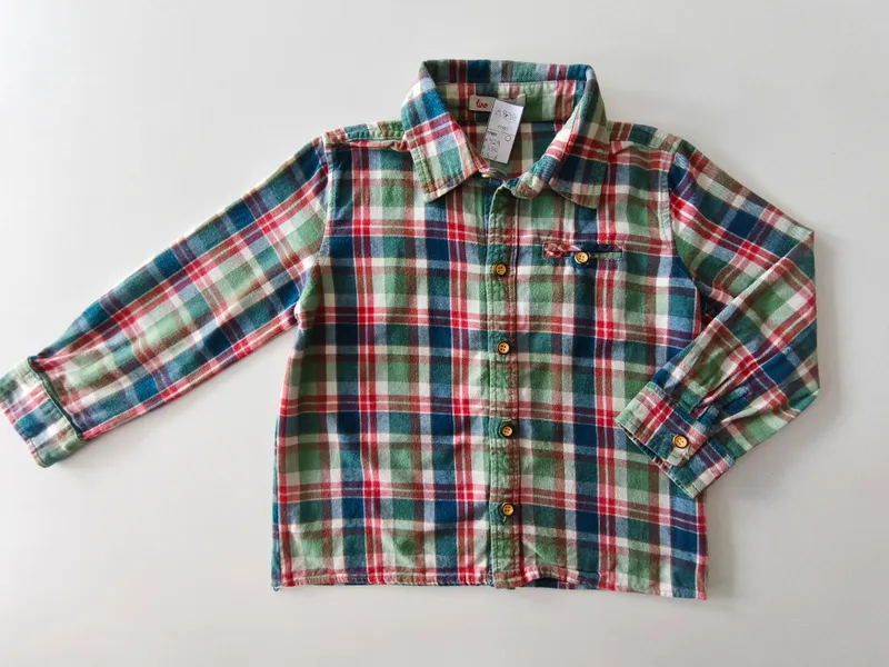 Camisa manga larga. talle 5 - 6.