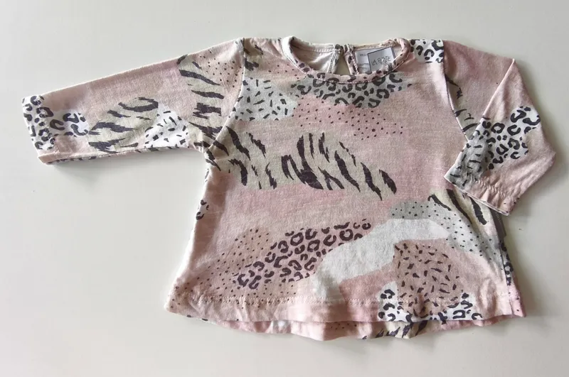 Remera manga larga. minimimo. talle 3 - 6 meses.