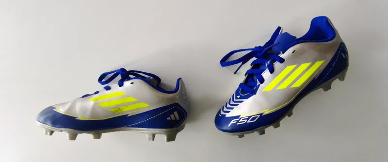 Botines de fútbol. adidas. talle 31 eur.