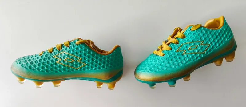 Botines de fútbol. lotto. talle 27 eur.