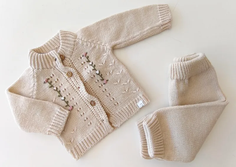 Conjunto tejido. talle 0 - 3 meses.