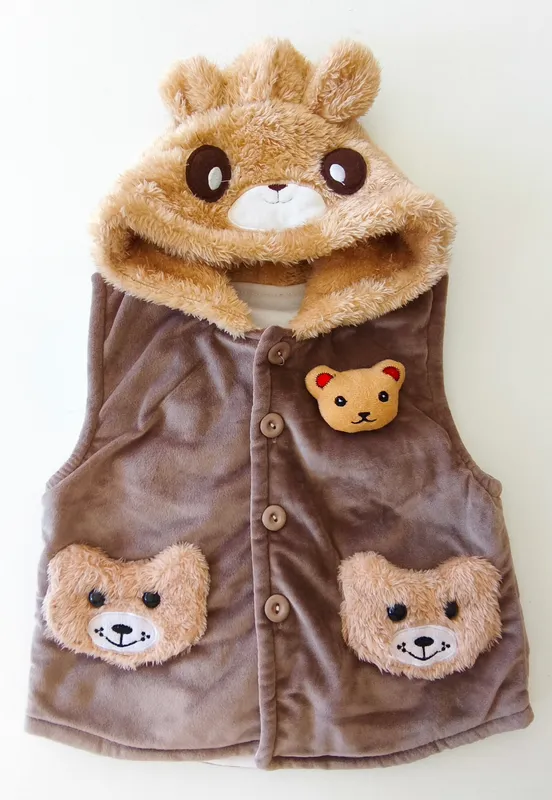 Chaleco con capucha de peluche. talle 3-4.