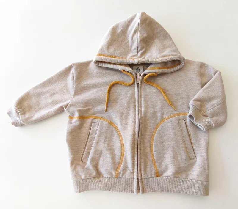 Campera deportiva. bas. talle 18 - 24 meses.