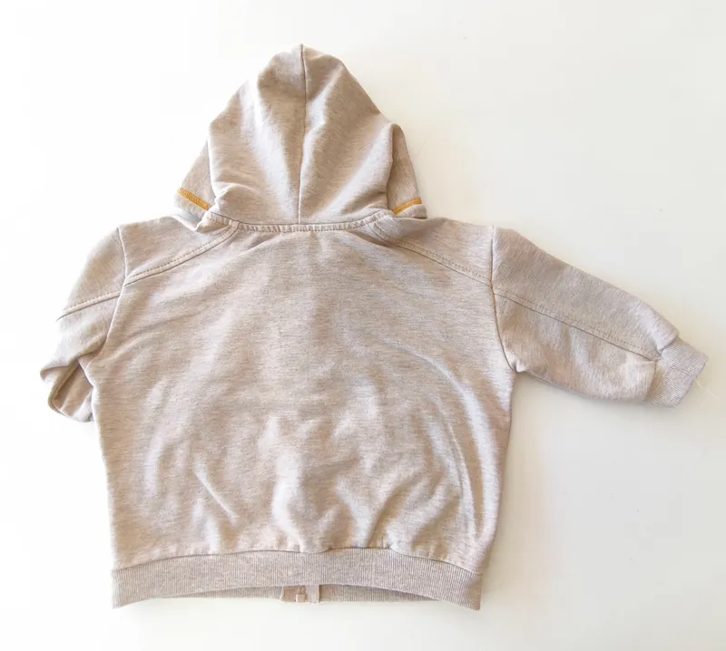 Campera deportiva. bas. talle 18 - 24 meses.