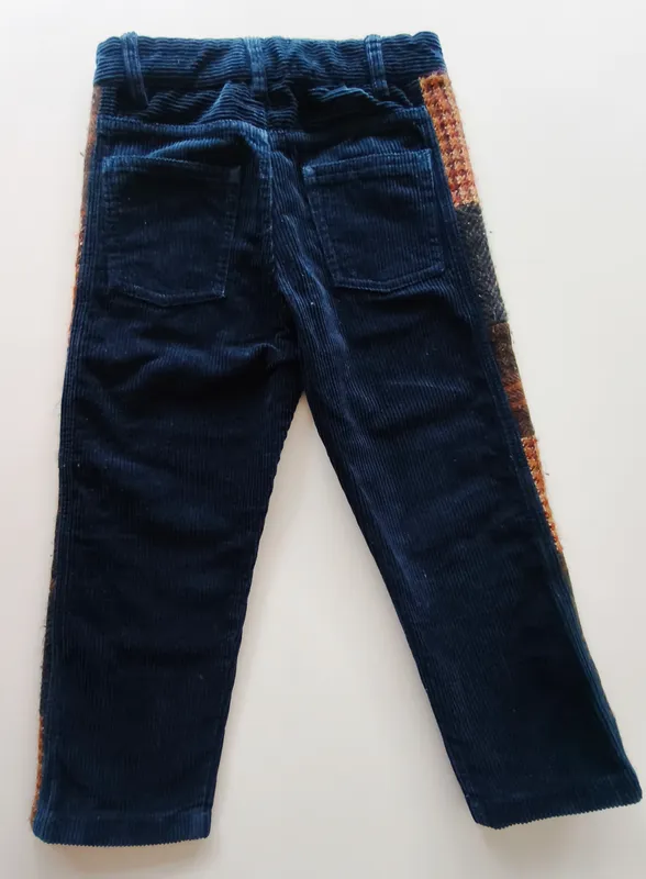 Pantalón de pana. zara. talle: 7.
