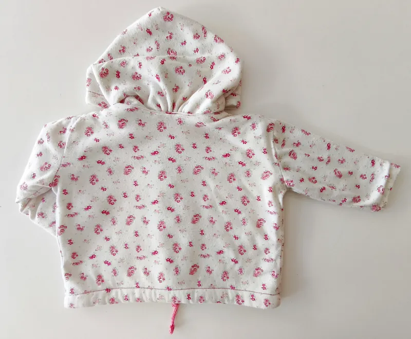 Campera deportiva. talle 4 - 6 meses.