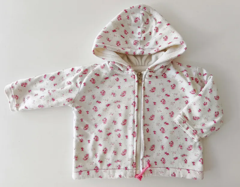 Campera deportiva. talle 4 - 6 meses.