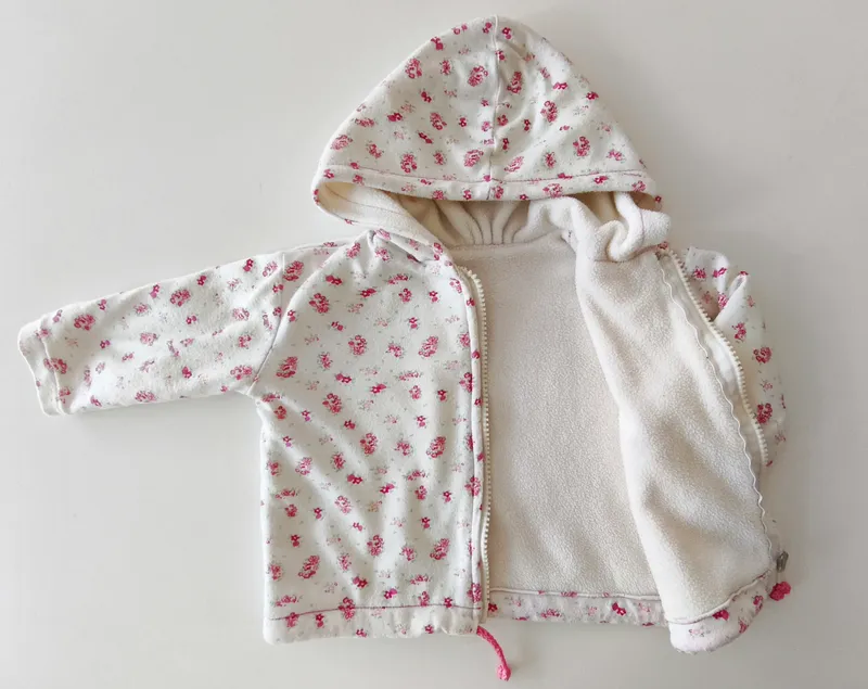 Campera deportiva. talle 4 - 6 meses.