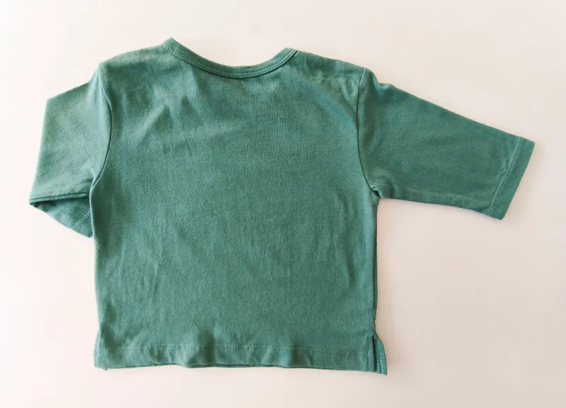 Remera manga larga. bas. talle 6 - 9 meses.