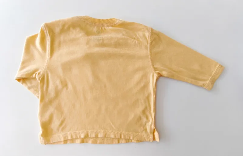 Remera manga larga. bas. talle 6 - 9 meses.