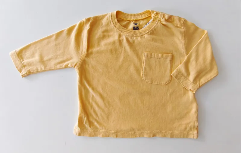 Remera manga larga. bas. talle 6 - 9 meses.