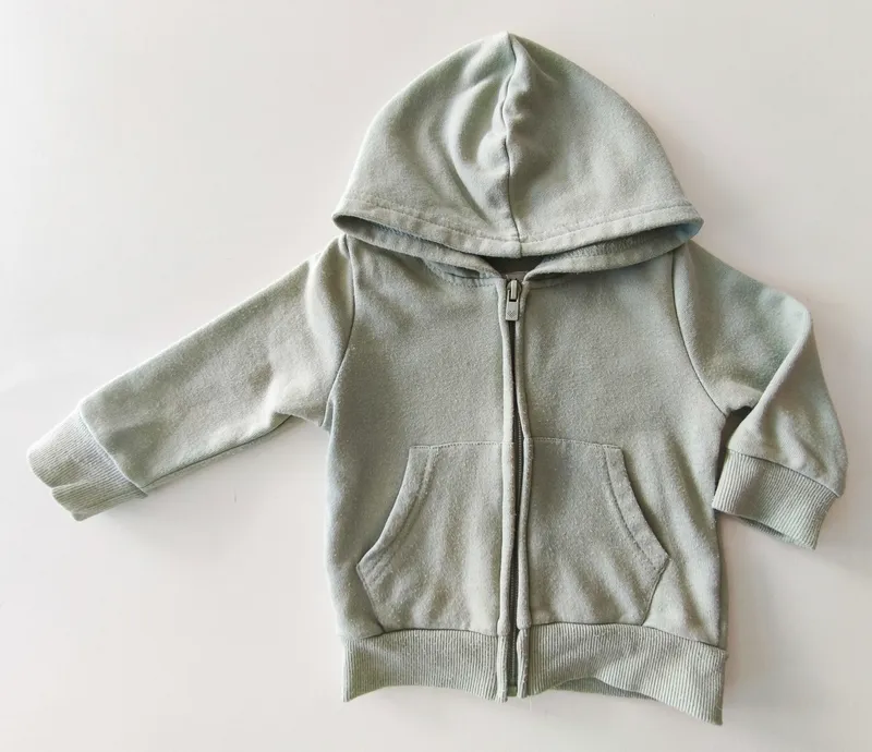 Campera deportiva. bas. talle 6 - 9 meses.