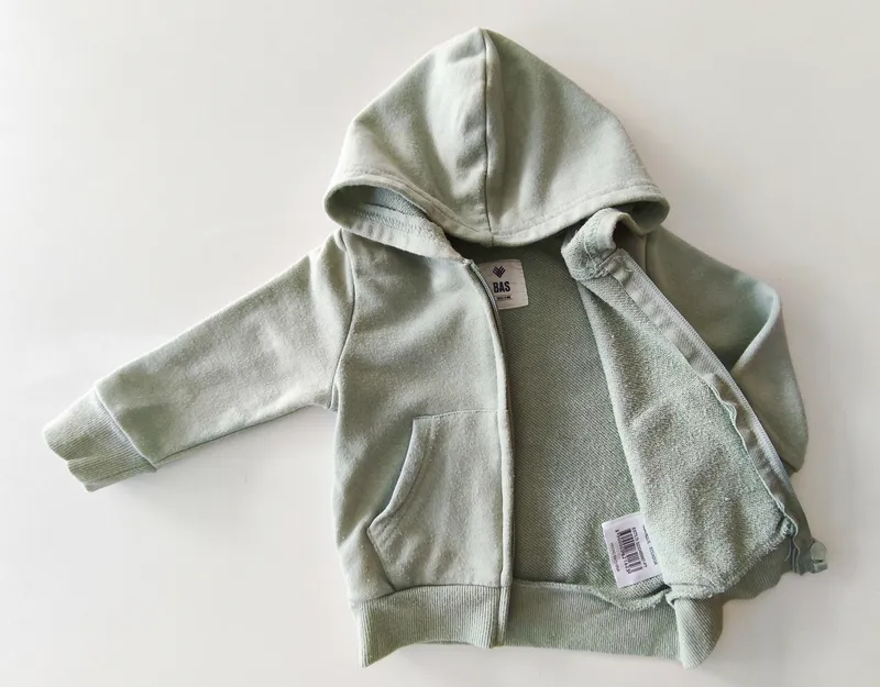 Campera deportiva. bas. talle 6 - 9 meses.