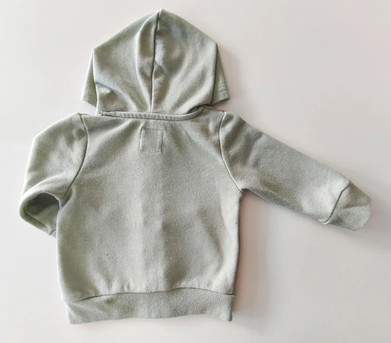 Campera deportiva. bas. talle 6 - 9 meses.