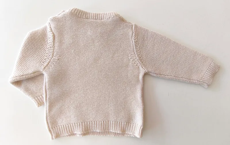 Sweater. bas. talle 0 - 3 meses.
