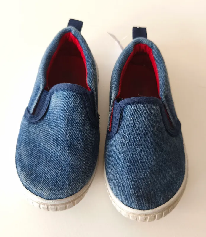 Zapatillas slip on. kids club. talle 22 eur.