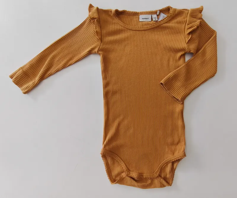 Body manga larga. name it. talle 6 - 9 meses.
