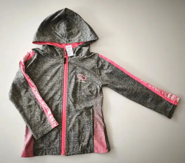 Campera deportiva. hold hands. talle 6.