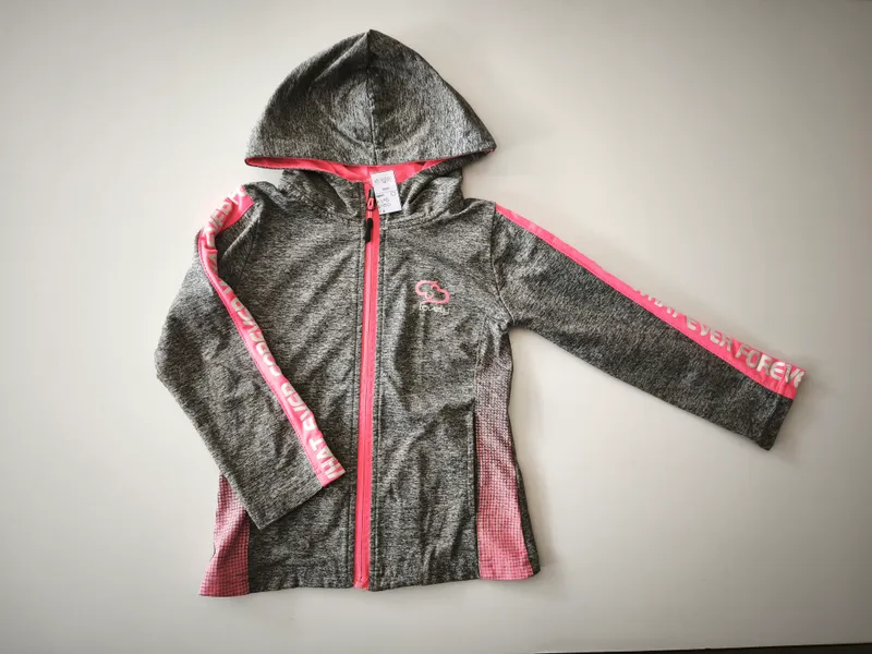 Campera deportiva. hold hands. talle 6.