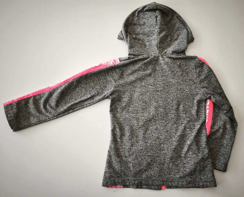 Campera deportiva. hold hands. talle 6.