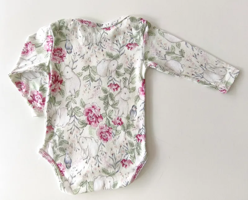Body manga larga. bichitos. talle: 6 - 9 meses.