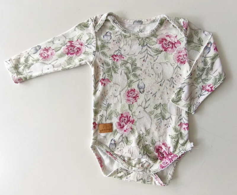Body manga larga. bichitos. talle: 6 - 9 meses.
