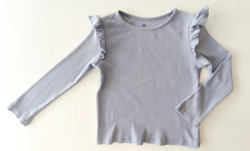 Remera manga larga. h&m. talle: 2 - 4.
