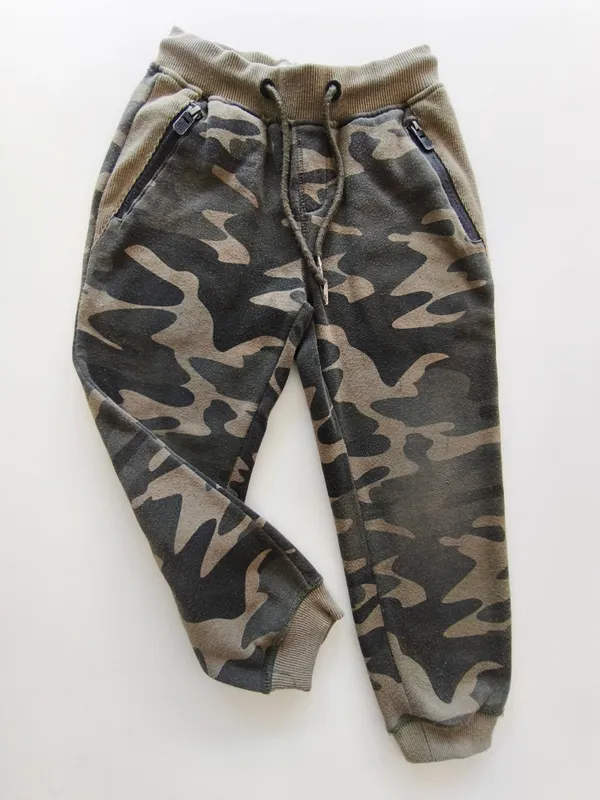 Jogging. fuzarka. talle: 5 - 6.