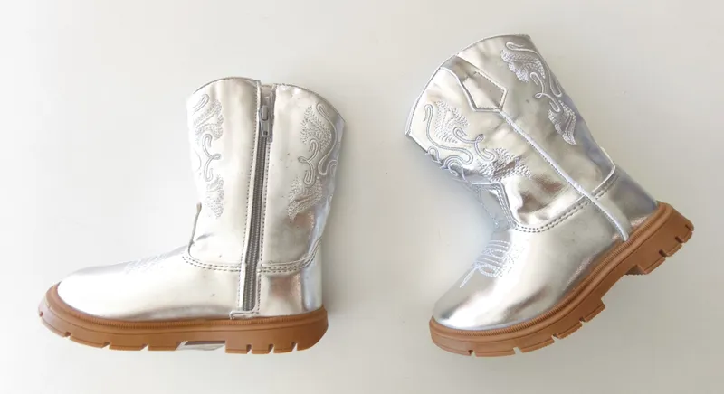 Botas. camin. talle: 25 eur.