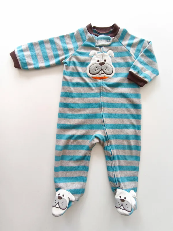 Pijama enterito. carter's. talle: 9 meses.