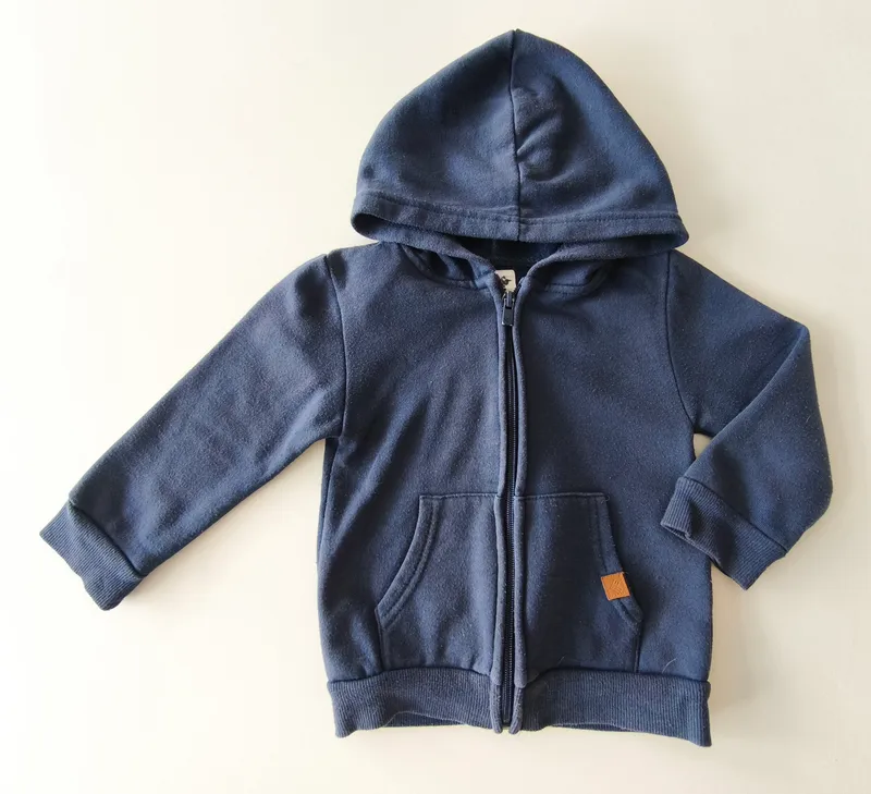 Campera deportiva. bas. talle: 18 - 24 meses.