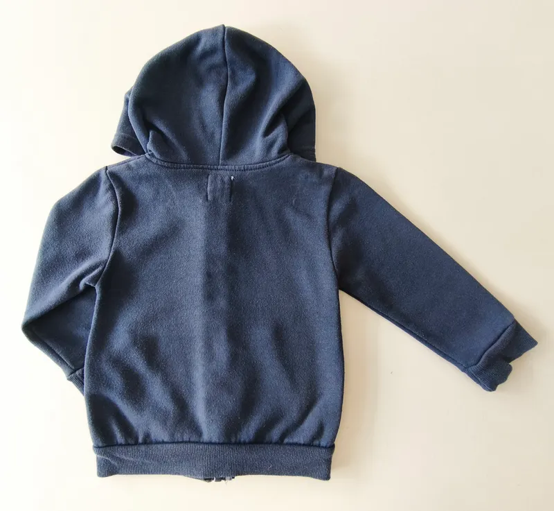Campera deportiva. bas. talle: 18 - 24 meses.