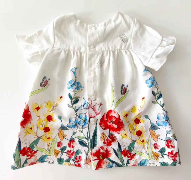 Vestido manga corta. zara. talle: 6 - 9 meses.