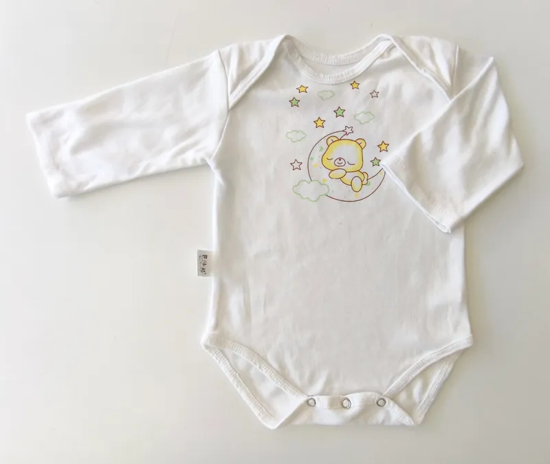 Body manga larga. talle: 6 - 9 meses.