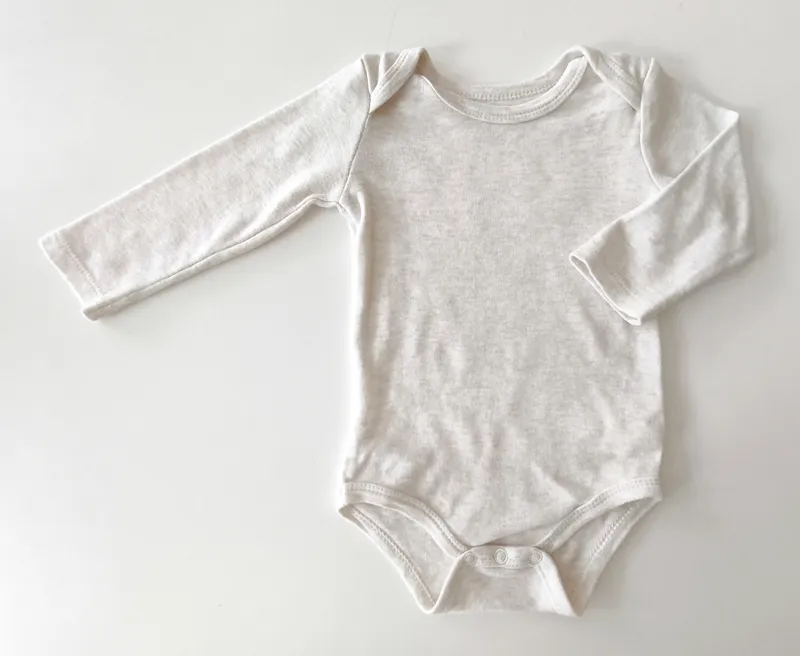 Body manga larga. bas. talle: 6 - 9 meses.