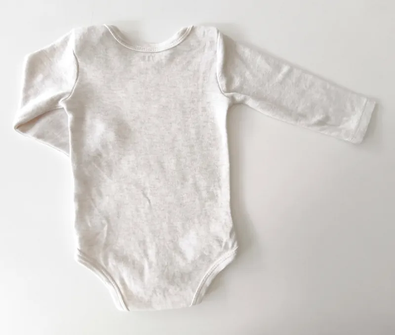 Body manga larga. bas. talle: 6 - 9 meses.