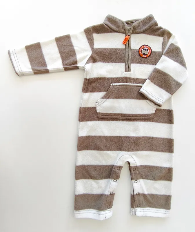 Pijama enterito. carter's. talle: 9 meses.