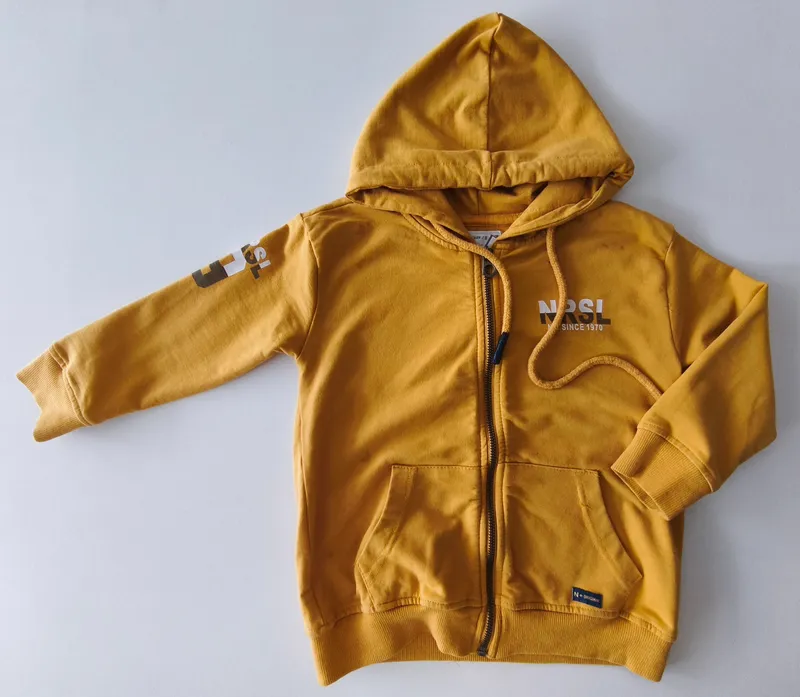 Campera deportiva. n+. talle: 5.