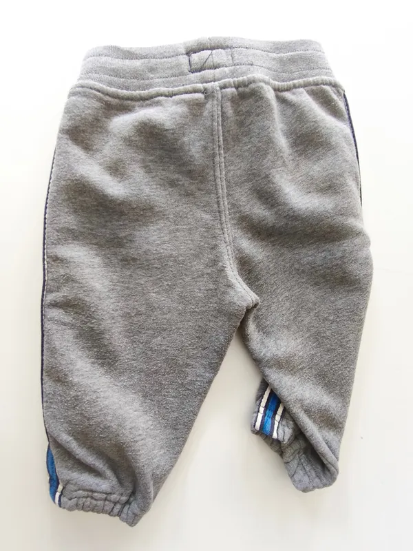 Jogging. oshkosh. talle: 12 meses.