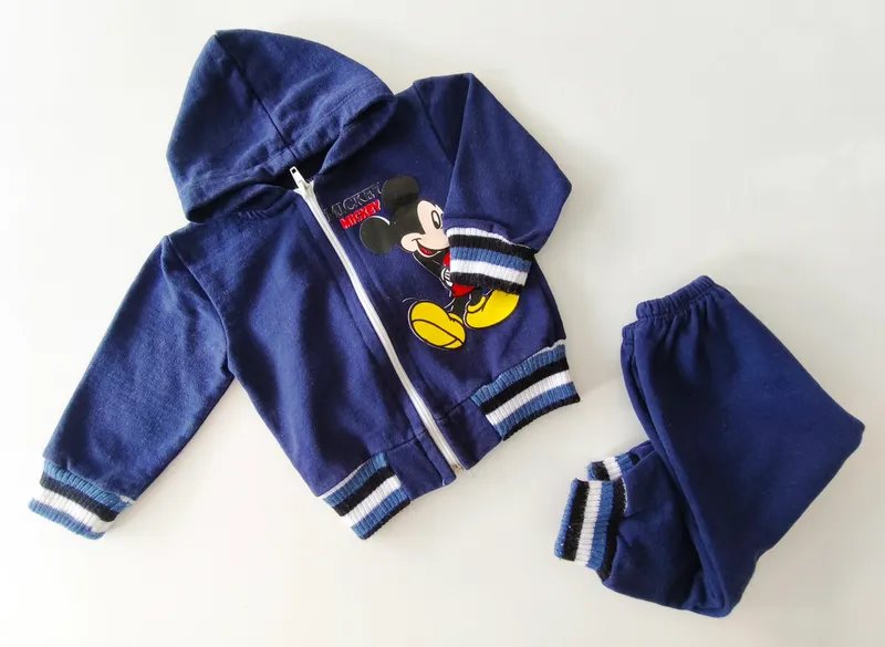 Conjunto deportivo. talle: 6 - 9 meses.