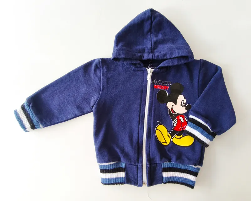 Conjunto deportivo. talle: 6 - 9 meses.
