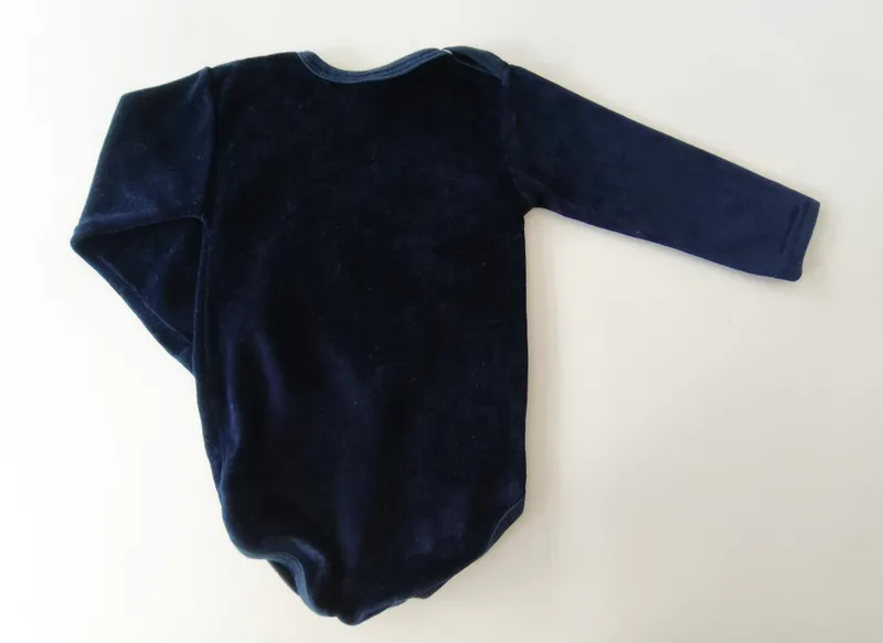 Body manga larga. talle: 12 - 18 meses.