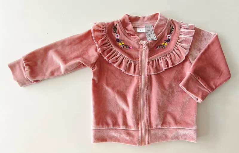 Campera deportiva. talle: 6 - 9 meses.
