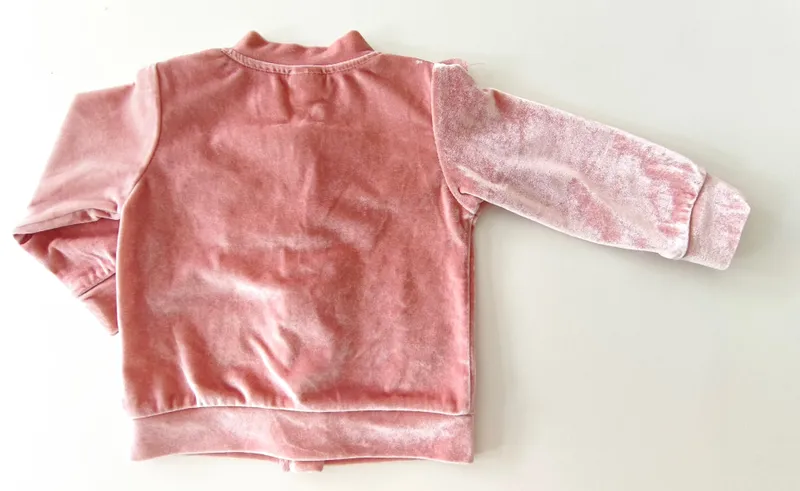 Campera deportiva. talle: 6 - 9 meses.